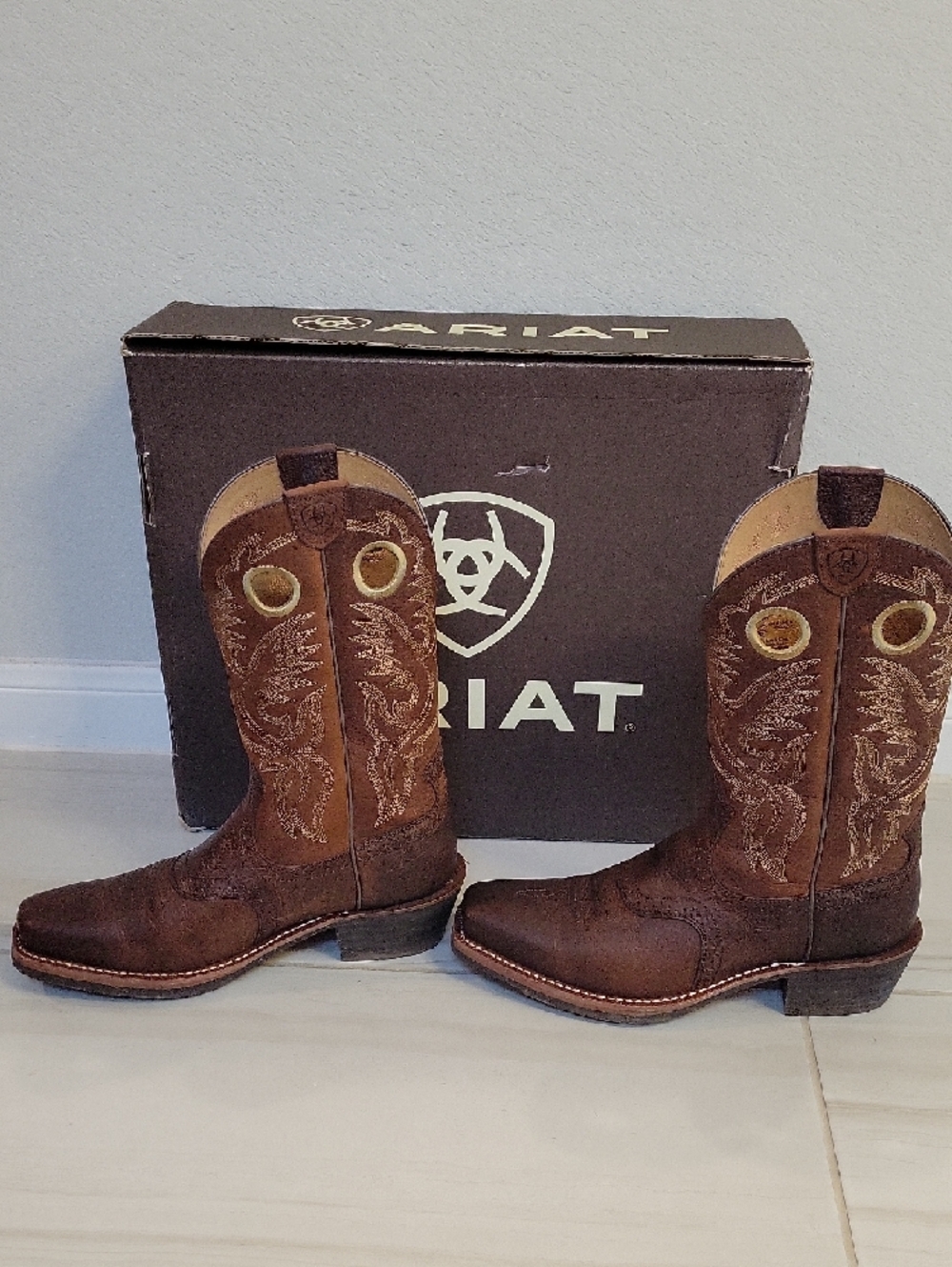 Like New Ariat Rustic Brown Embroidered Western Boots - Picture 7 of 10